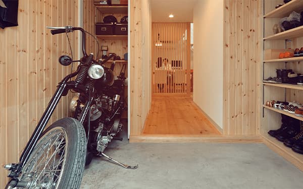 バイクガレージ　玄関